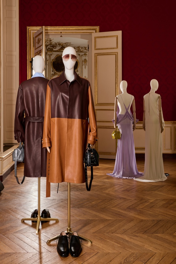 مجموعة Loewe خريف و شتاء 2025 للملابس الجاهزة: أزياء تتجمد في الزمن… وتتحرك بالفكر