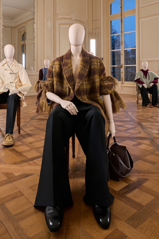 مجموعة Loewe خريف و شتاء 2025 للملابس الجاهزة: أزياء تتجمد في الزمن… وتتحرك بالفكر