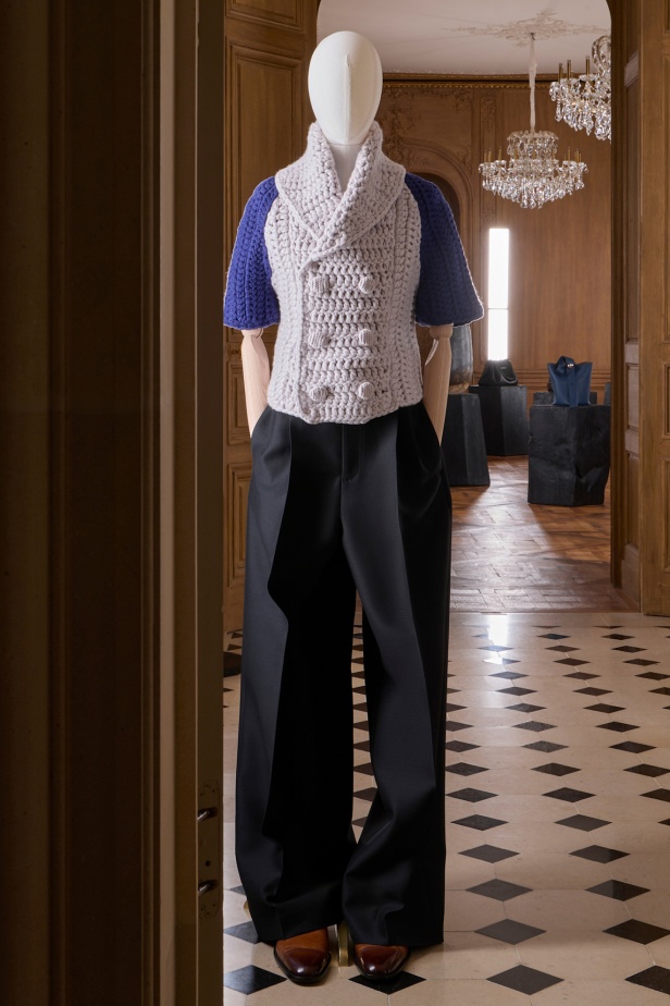 مجموعة Loewe خريف و شتاء 2025 للملابس الجاهزة: أزياء تتجمد في الزمن… وتتحرك بالفكر