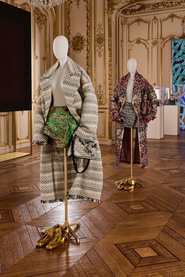 مجموعة Loewe خريف و شتاء 2025 للملابس الجاهزة: أزياء تتجمد في الزمن… وتتحرك بالفكر