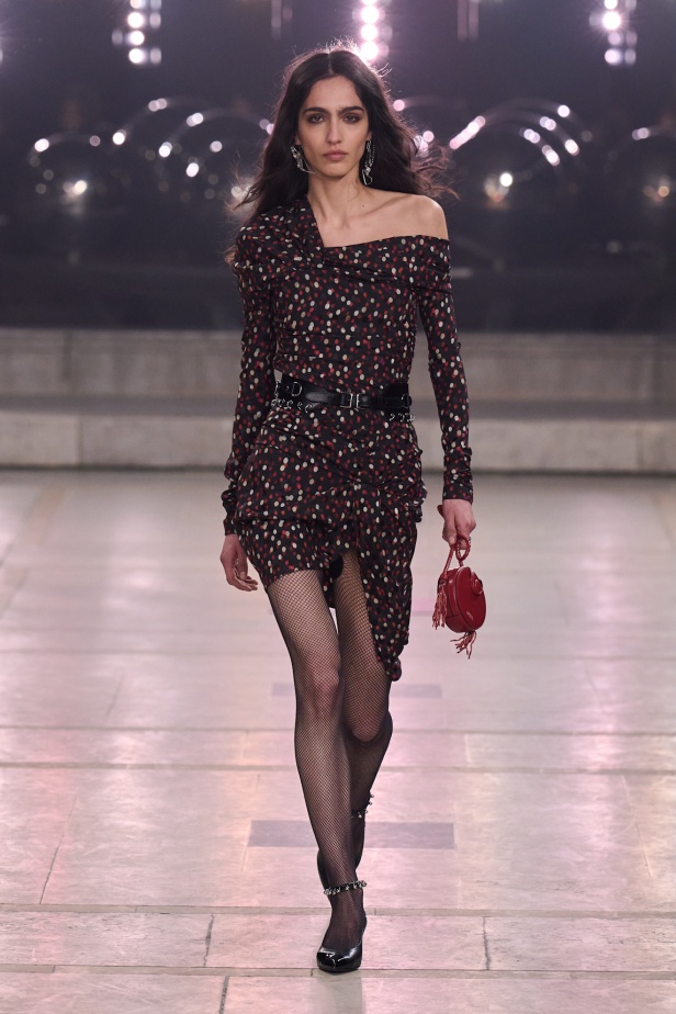 مجموعة Isabel Marant لخريف وشتاء 2025: البانك يندمج بالأناقة الباريسية الكلاسيكية