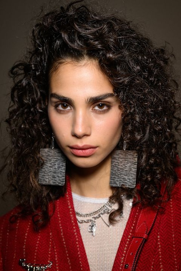 مجموعة Isabel Marant لخريف وشتاء 2025: البانك يندمج بالأناقة الباريسية الكلاسيكية