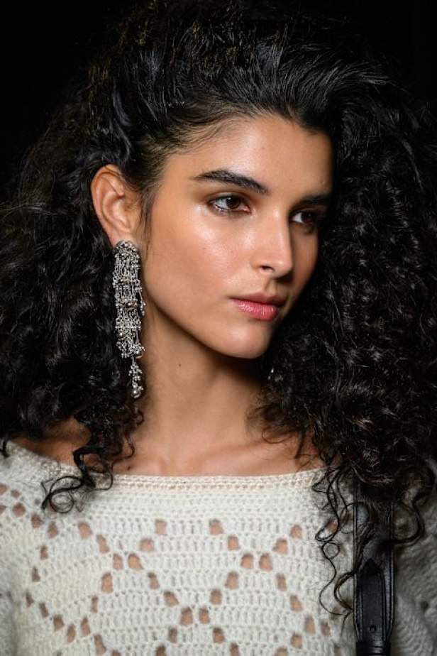 مجموعة Isabel Marant لخريف وشتاء 2025: البانك يندمج بالأناقة الباريسية الكلاسيكية