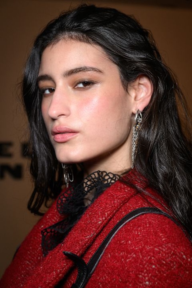 مجموعة Isabel Marant لخريف وشتاء 2025: البانك يندمج بالأناقة الباريسية الكلاسيكية