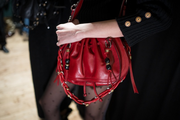 مجموعة Isabel Marant لخريف وشتاء 2025: البانك يندمج بالأناقة الباريسية الكلاسيكية