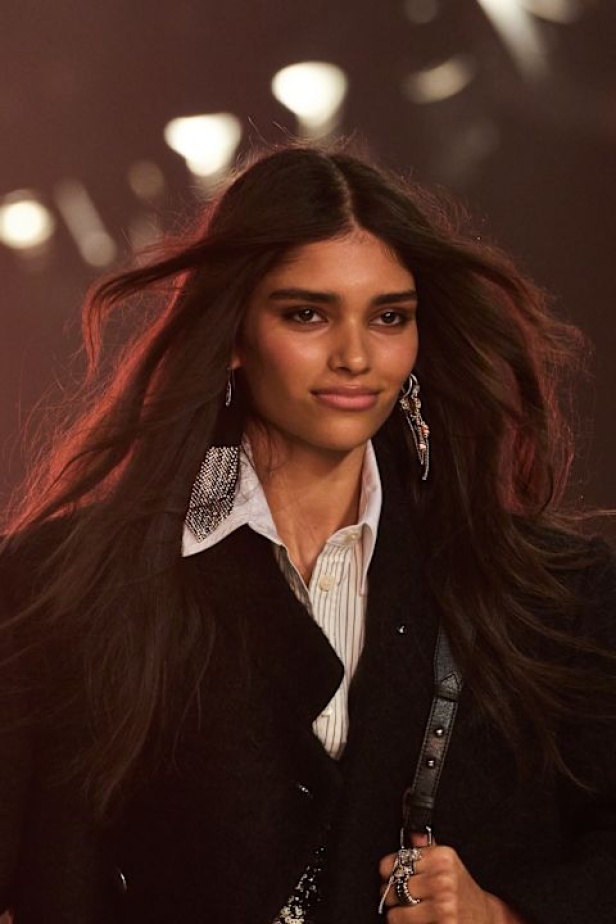 مجموعة Isabel Marant لخريف وشتاء 2025: البانك يندمج بالأناقة الباريسية الكلاسيكية