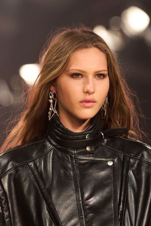 مجموعة Isabel Marant لخريف وشتاء 2025: البانك يندمج بالأناقة الباريسية الكلاسيكية