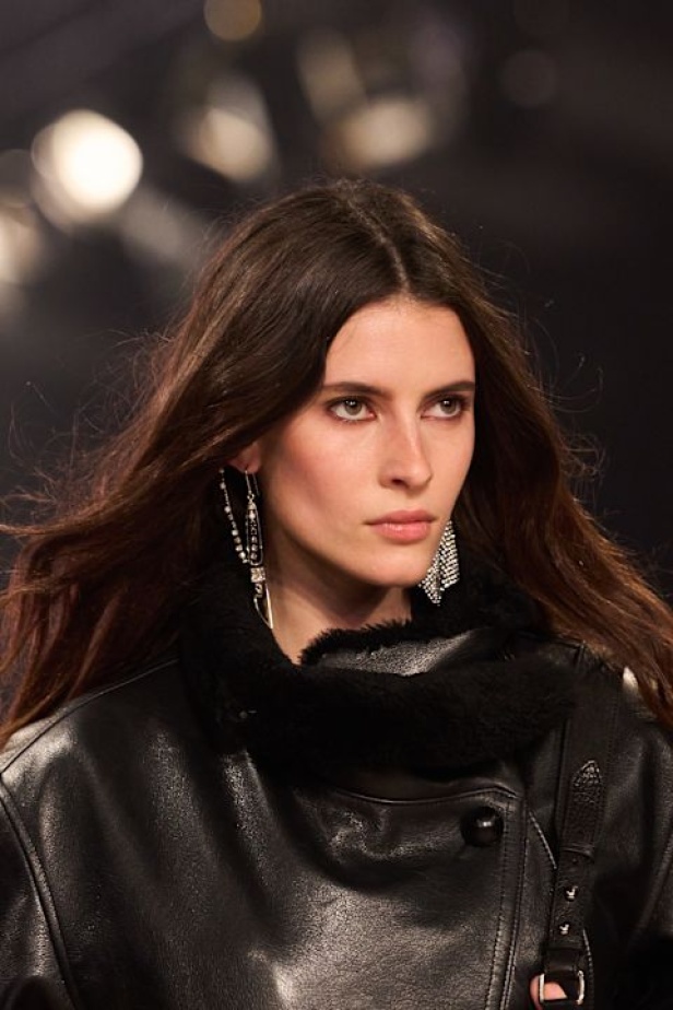 مجموعة Isabel Marant لخريف وشتاء 2025: البانك يندمج بالأناقة الباريسية الكلاسيكية