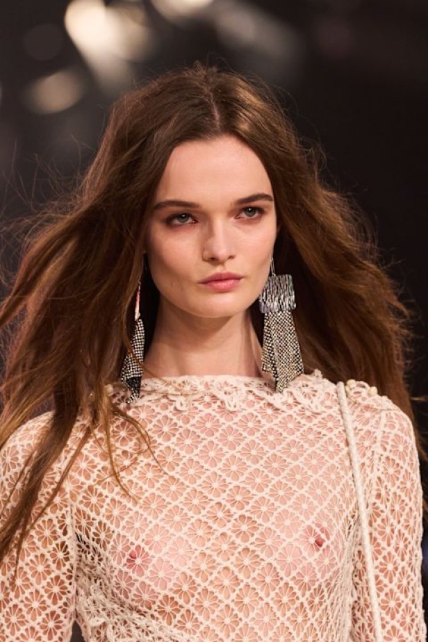 مجموعة Isabel Marant لخريف وشتاء 2025: البانك يندمج بالأناقة الباريسية الكلاسيكية