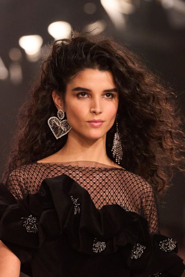 مجموعة Isabel Marant لخريف وشتاء 2025: البانك يندمج بالأناقة الباريسية الكلاسيكية