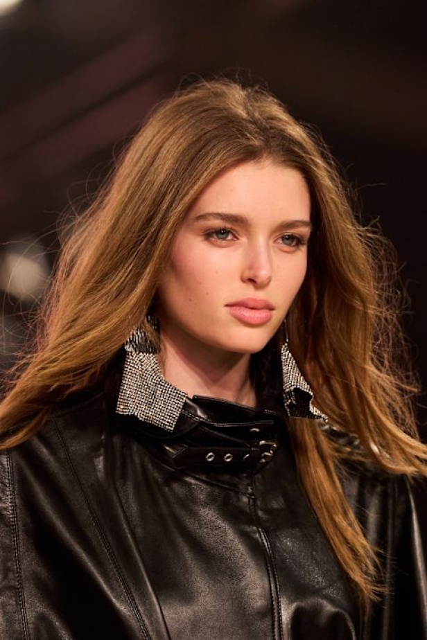 مجموعة Isabel Marant لخريف وشتاء 2025: البانك يندمج بالأناقة الباريسية الكلاسيكية