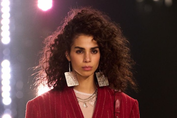 مجموعة Isabel Marant لخريف وشتاء 2025: البانك يندمج بالأناقة الباريسية الكلاسيكية