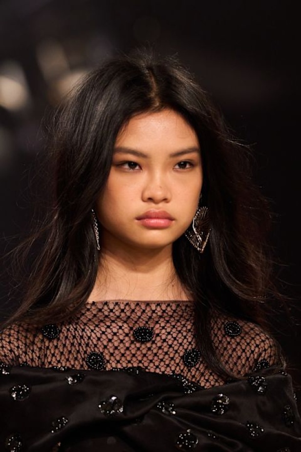 مجموعة Isabel Marant لخريف وشتاء 2025: البانك يندمج بالأناقة الباريسية الكلاسيكية