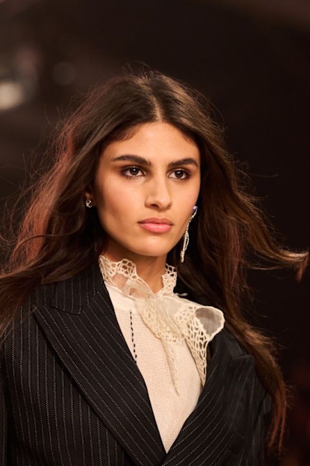 مجموعة Isabel Marant لخريف وشتاء 2025: البانك يندمج بالأناقة الباريسية الكلاسيكية