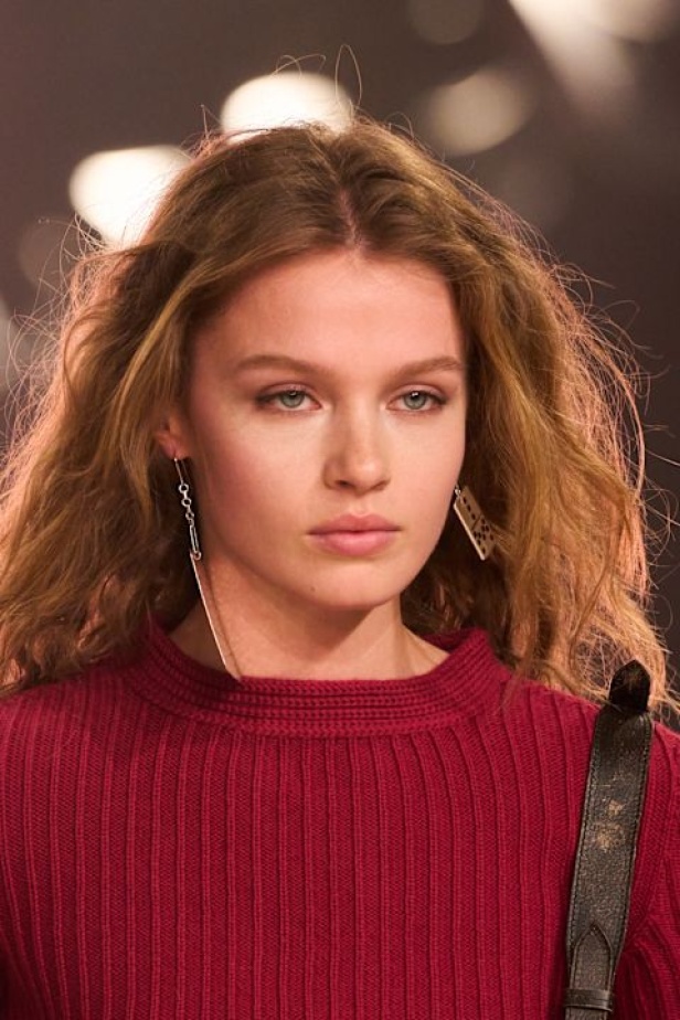 مجموعة Isabel Marant لخريف وشتاء 2025: البانك يندمج بالأناقة الباريسية الكلاسيكية