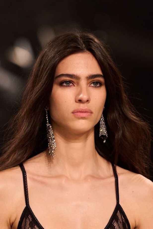 مجموعة Isabel Marant لخريف وشتاء 2025: البانك يندمج بالأناقة الباريسية الكلاسيكية