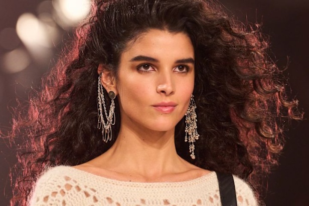 مجموعة Isabel Marant لخريف وشتاء 2025: البانك يندمج بالأناقة الباريسية الكلاسيكية