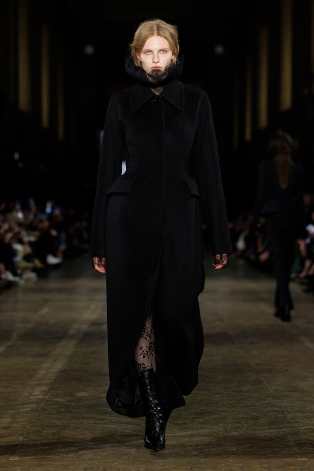 مجموعة Alexander McQueen لشتاء 2025 