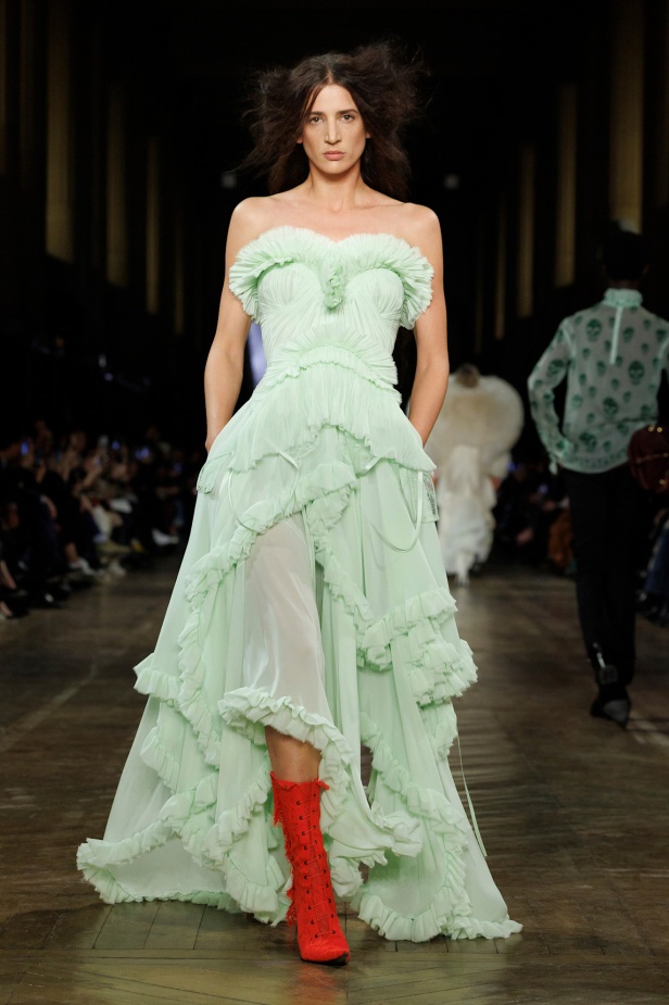 مجموعة Alexander McQueen لشتاء 2025 