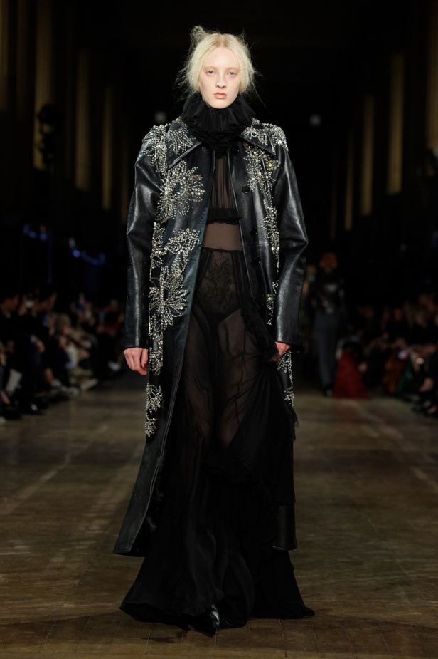 مجموعة Alexander McQueen لشتاء 2025 