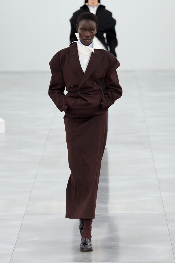 مجموعة Issey Miyake لخريف وشتاء 2025 في باريس.. عودة الألوان وأقمشة البليسيه