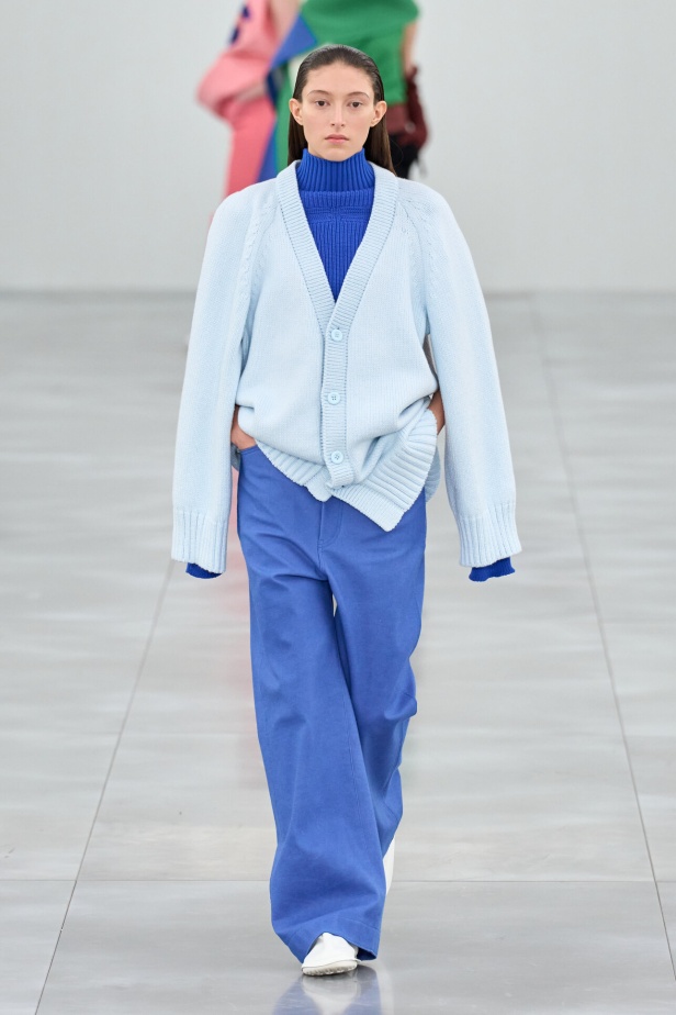 مجموعة Issey Miyake لخريف وشتاء 2025 في باريس.. عودة الألوان وأقمشة البليسيه