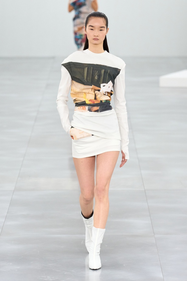 مجموعة Issey Miyake لخريف وشتاء 2025 في باريس.. عودة الألوان وأقمشة البليسيه