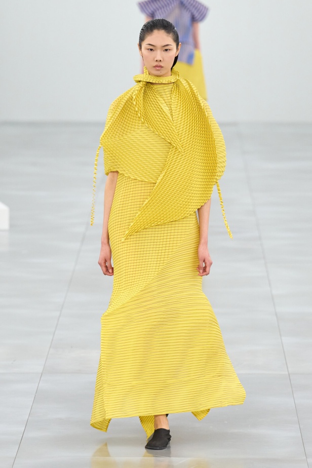 مجموعة Issey Miyake لخريف وشتاء 2025 في باريس.. عودة الألوان وأقمشة البليسيه