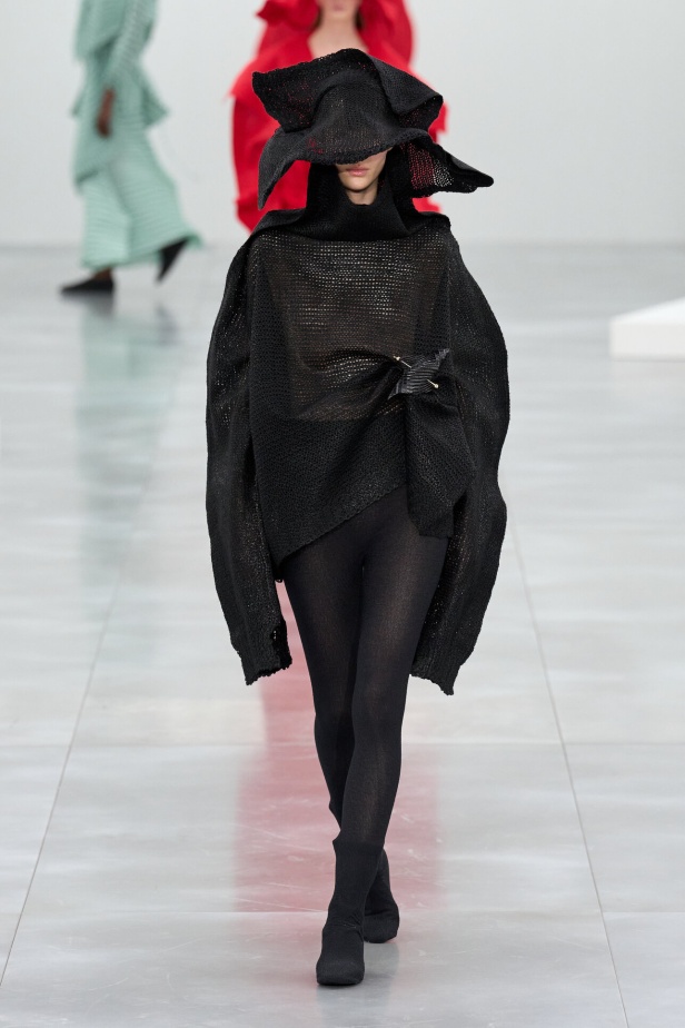 مجموعة Issey Miyake لخريف وشتاء 2025 في باريس.. عودة الألوان وأقمشة البليسيه