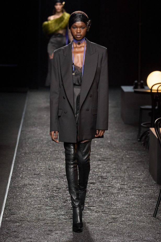 مجموعة نينا ريتشي لخريف 2025 بعنوان “باريس ليلاً”