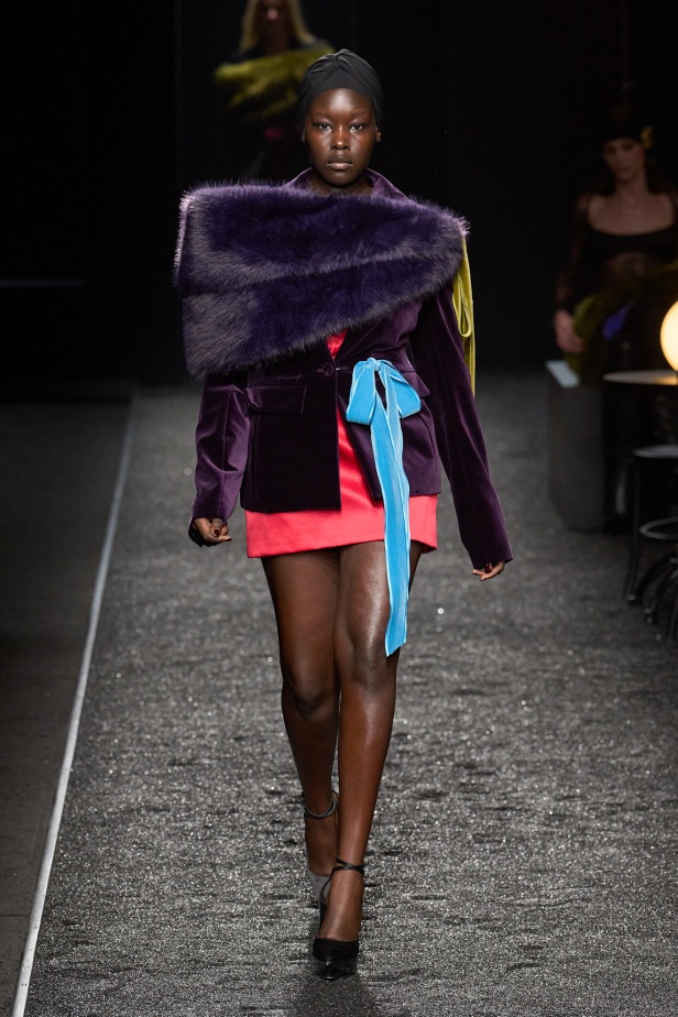 مجموعة نينا ريتشي لخريف 2025 بعنوان “باريس ليلاً”