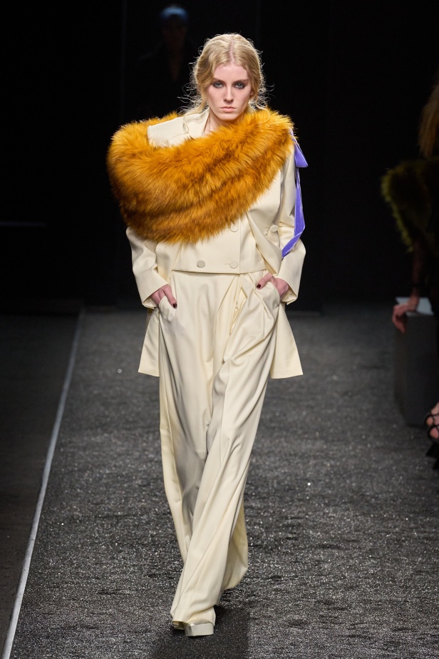 مجموعة نينا ريتشي لخريف 2025 بعنوان “باريس ليلاً”