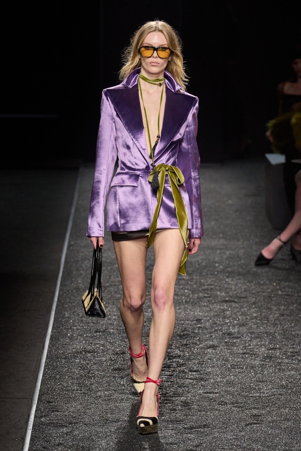 مجموعة نينا ريتشي لخريف 2025 بعنوان “باريس ليلاً”