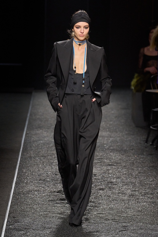 مجموعة نينا ريتشي لخريف 2025 بعنوان “باريس ليلاً”