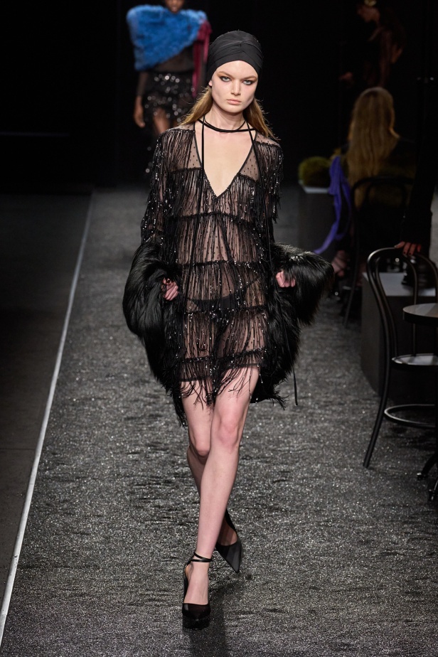 مجموعة نينا ريتشي لخريف 2025 بعنوان “باريس ليلاً”