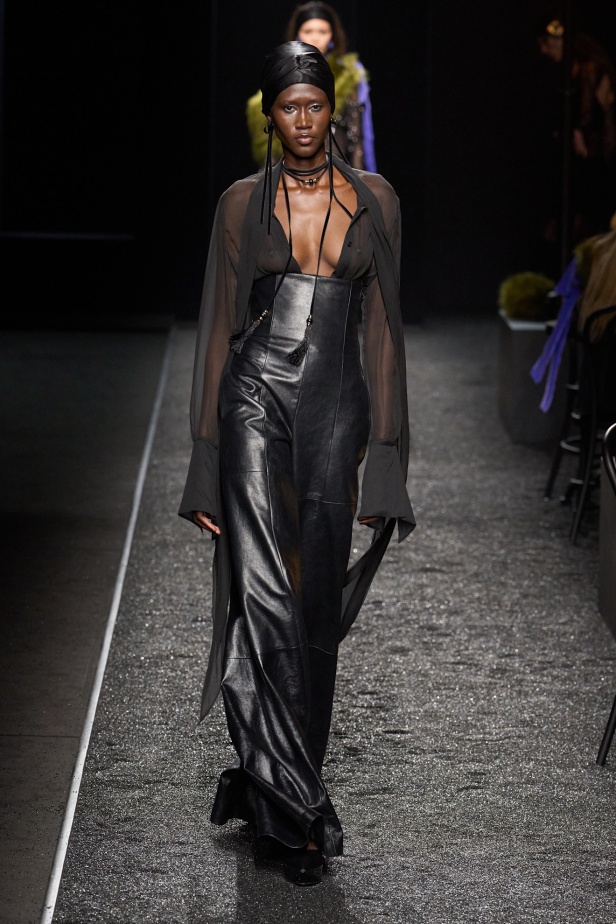 مجموعة نينا ريتشي لخريف 2025 بعنوان “باريس ليلاً”