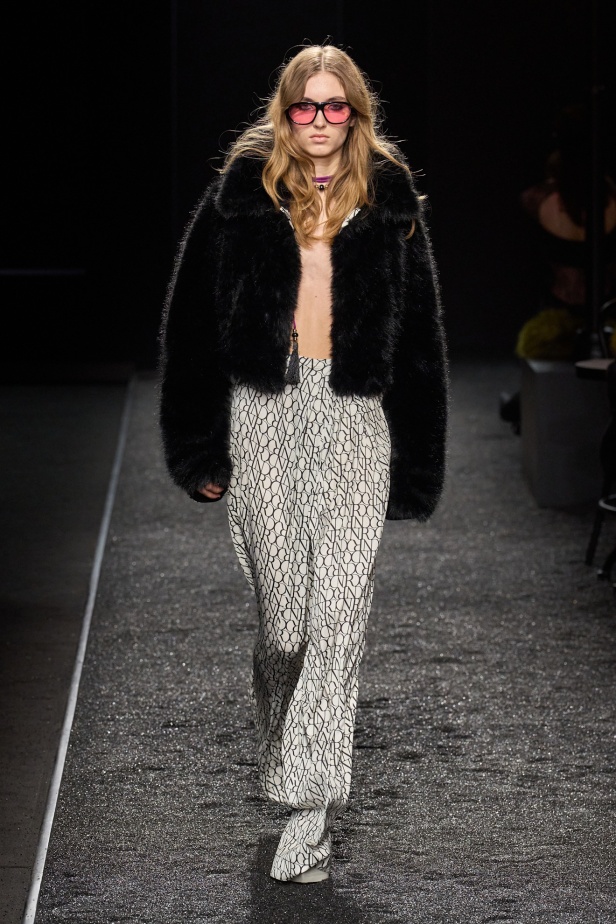 مجموعة نينا ريتشي لخريف 2025 بعنوان “باريس ليلاً”