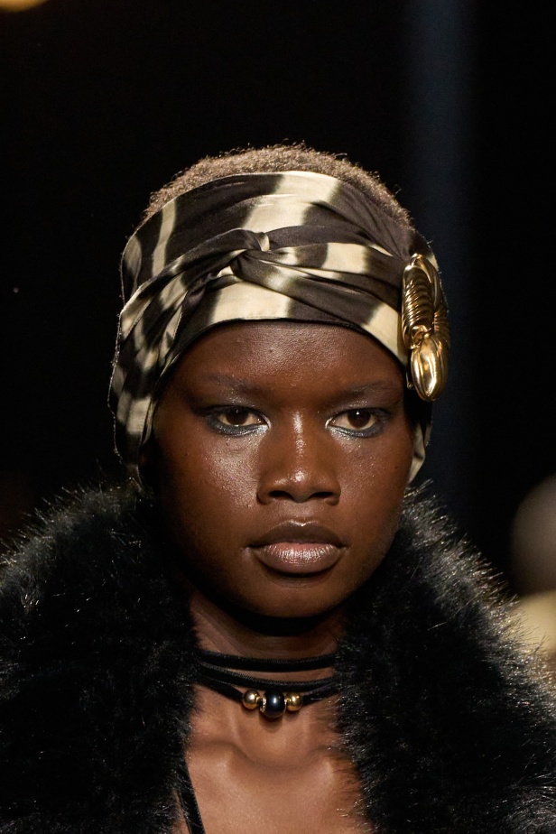 مجموعة نينا ريتشي لخريف 2025 بعنوان “باريس ليلاً”