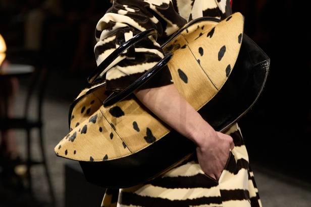 مجموعة نينا ريتشي لخريف 2025 بعنوان “باريس ليلاً”