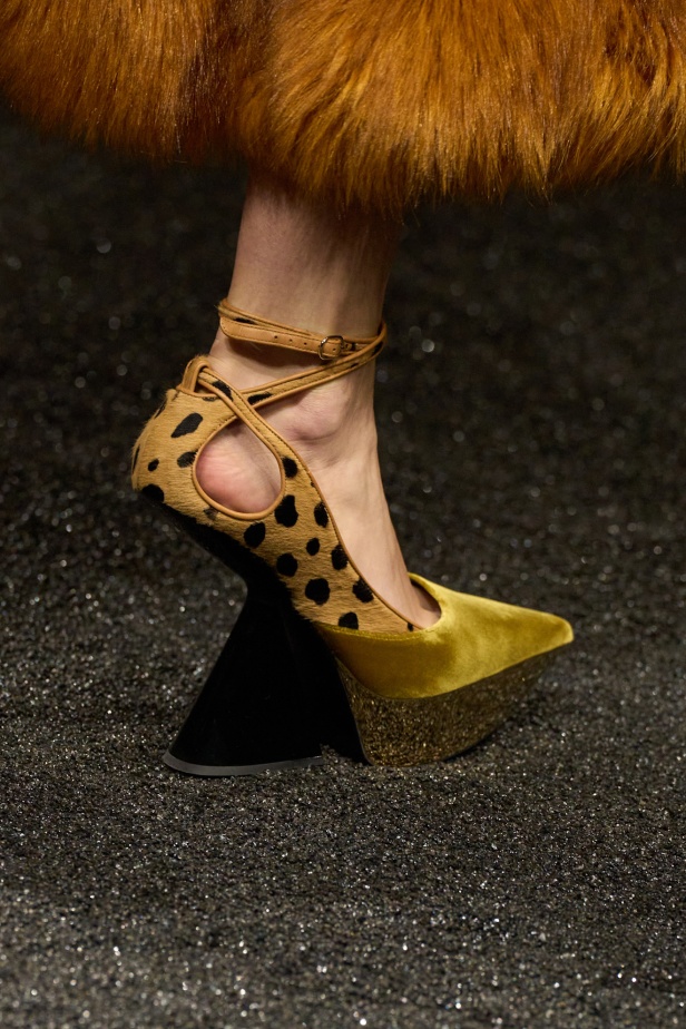 مجموعة نينا ريتشي لخريف 2025 بعنوان “باريس ليلاً”