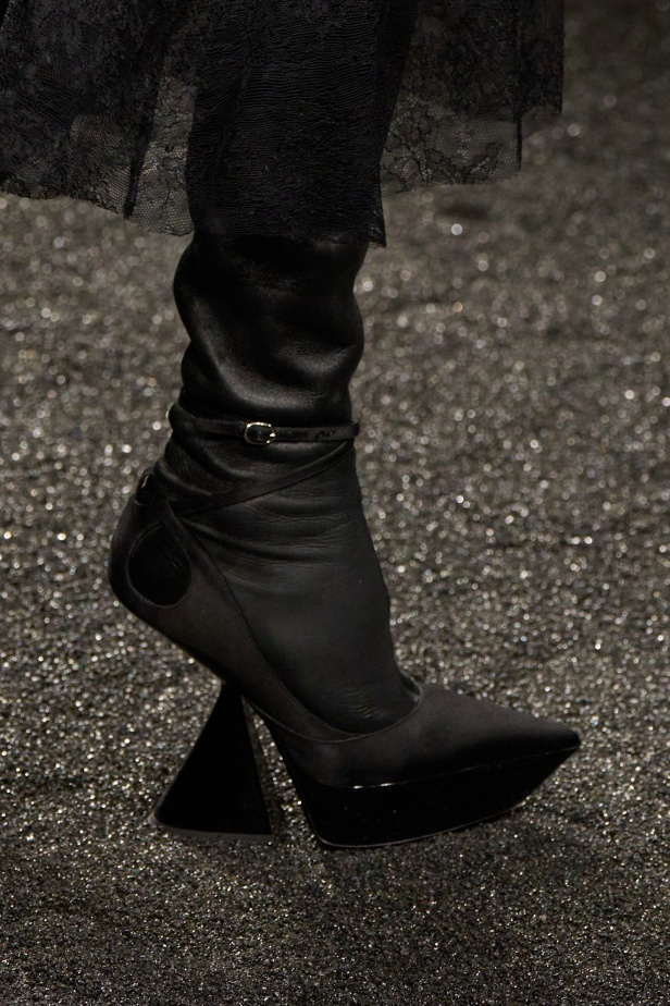 مجموعة نينا ريتشي لخريف 2025 بعنوان “باريس ليلاً”