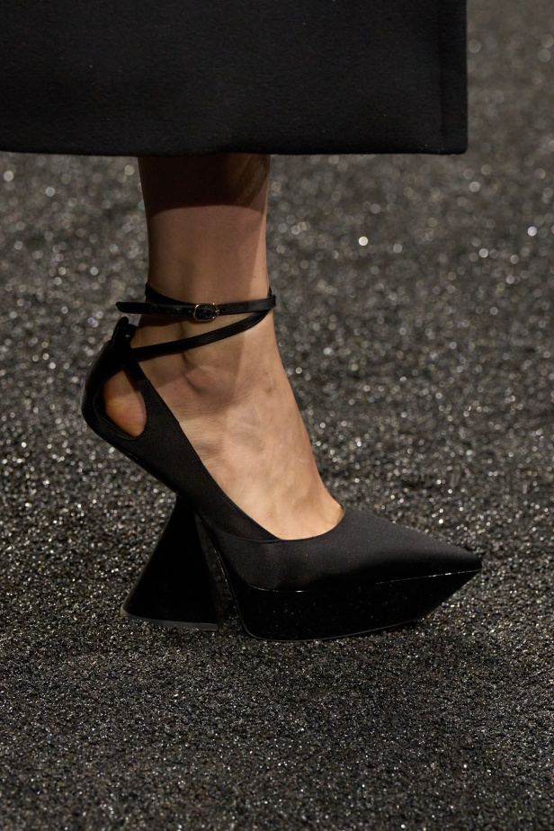 مجموعة نينا ريتشي لخريف 2025 بعنوان “باريس ليلاً”