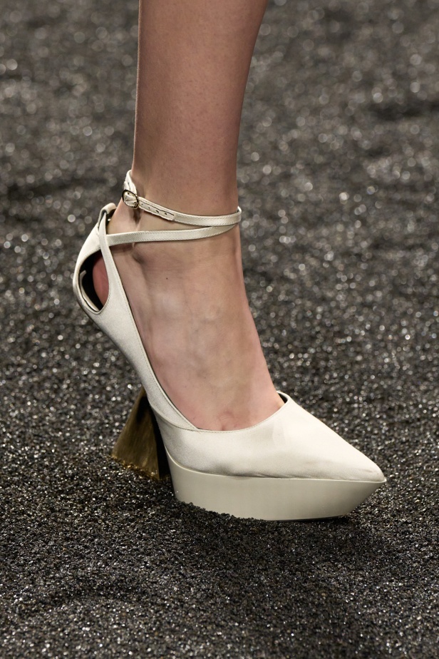 مجموعة نينا ريتشي لخريف 2025 بعنوان “باريس ليلاً”