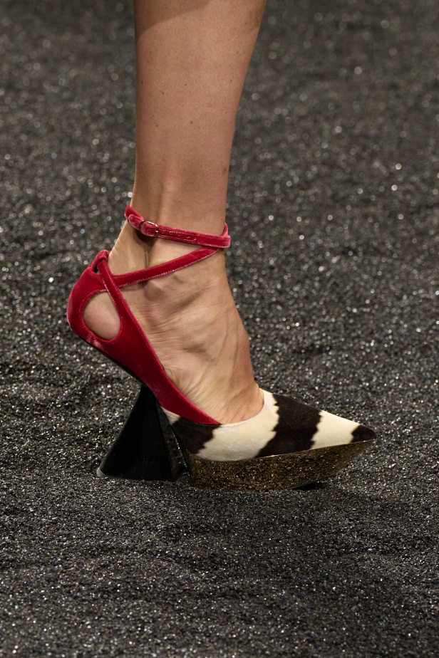 مجموعة نينا ريتشي لخريف 2025 بعنوان “باريس ليلاً”