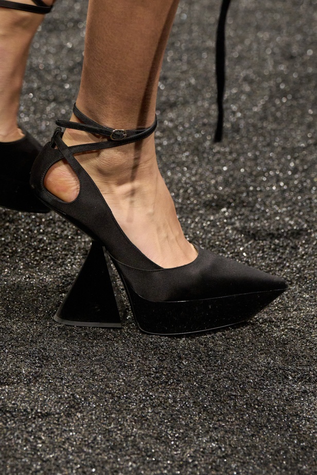 مجموعة نينا ريتشي لخريف 2025 بعنوان “باريس ليلاً”