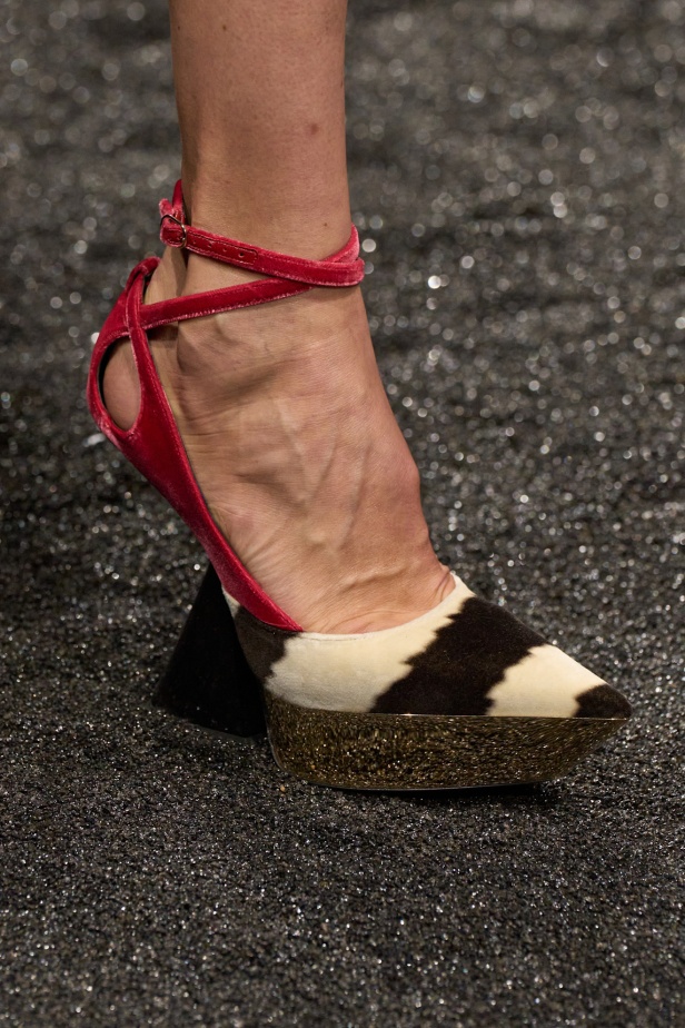 مجموعة نينا ريتشي لخريف 2025 بعنوان “باريس ليلاً”