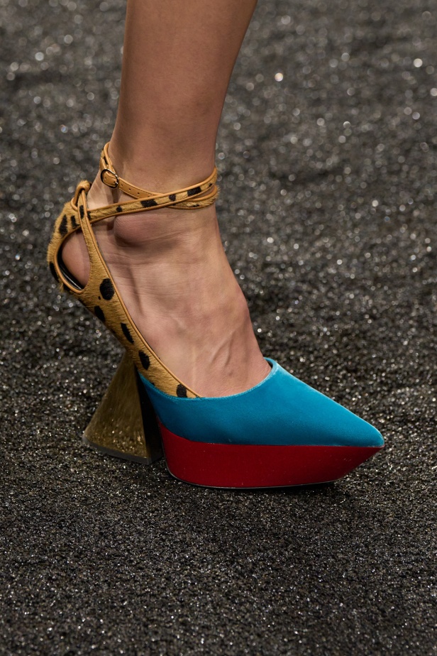 مجموعة نينا ريتشي لخريف 2025 بعنوان “باريس ليلاً”