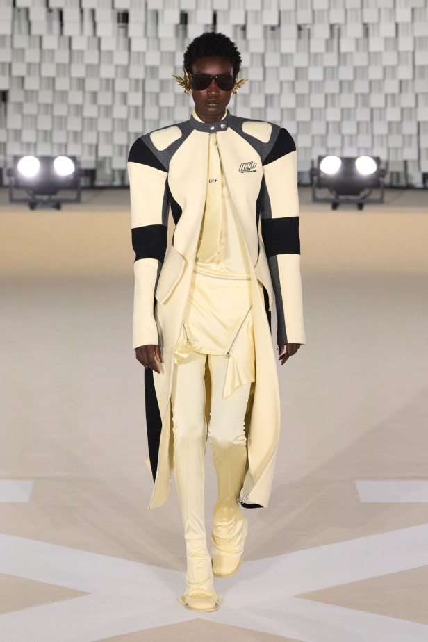 عرض أزياء Off-White لخريف وشتاء 2025