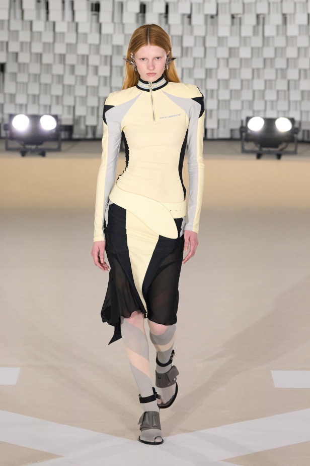 عرض أزياء Off-White لخريف وشتاء 2025