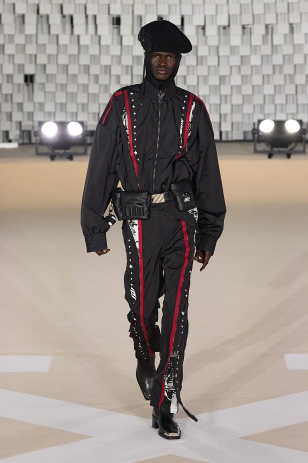 عرض أزياء Off-White لخريف وشتاء 2025